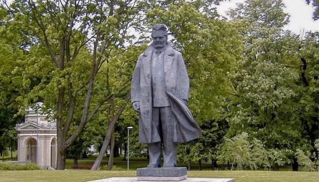 За сотрудничество с СССР! Памятник Андрису Упитсу распилят пополам