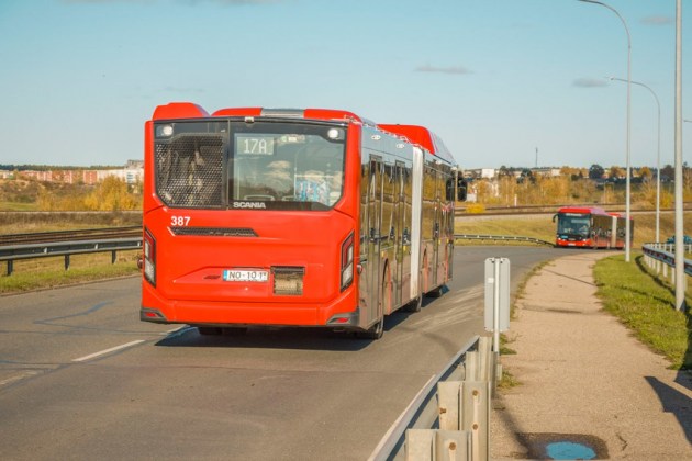 В автобус Skania бросили камень, разбив окно и двери