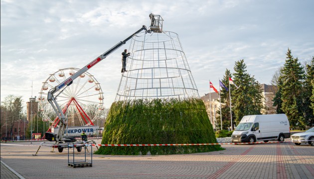 Фотофакт: Даугавпилс начал подготовку к зимним праздникам