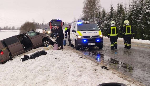 Направлявшийся в Даугавпилс автобус с детьми столкнулся с грузовиком. Один погибший, восемь раненых