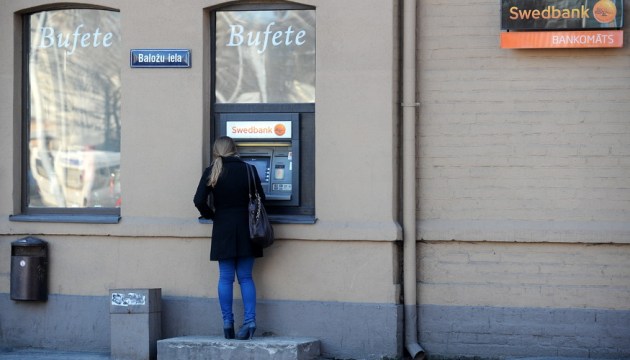 «Увы, от чего-то следует отказываться...» В банкоматах Swedbank больше нет одной из прежних услуг
