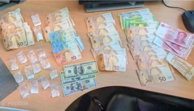 В машине водителя, уснувшего перед светофором, полиция нашла деньги и наркотики