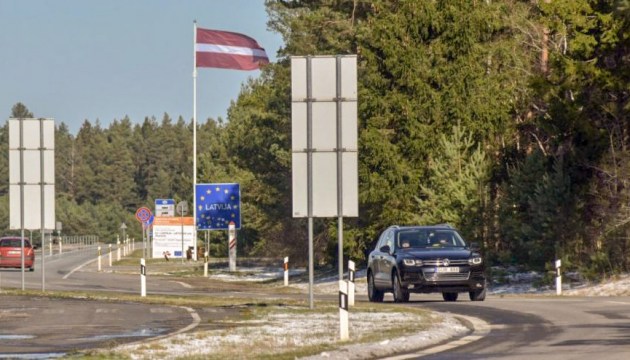 Под угрозой увольнения: чиновникам запретят ездить в Россию и Беларусь
