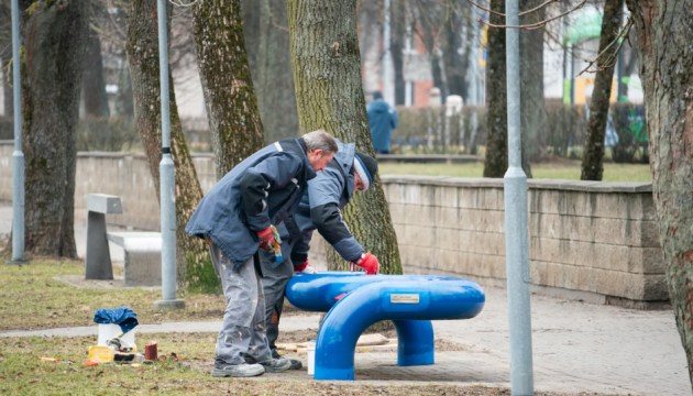 Самоуправление призывает предприятия привести в порядок свои эксклюзивные скамейки