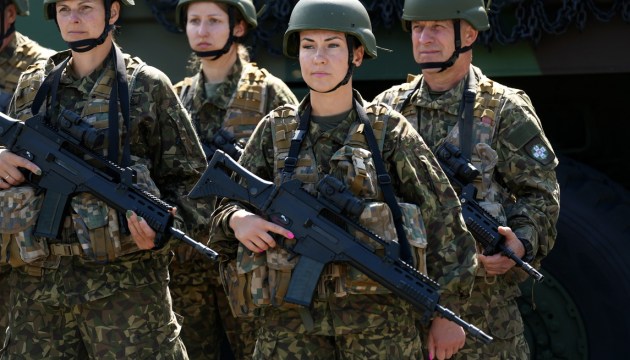 Командующий НВС: Возможно, в будущем придётся вернуться к вопросу об обязательном призыве женщин в СГО
