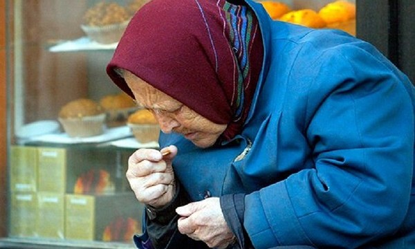 Копить на пенсию или собирать бутылки? Почему латвийская пенсионная система не спасает от бедности