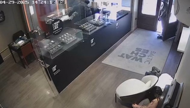 Добыча налётчиков на магазин часов в Старой Риге может превышать миллион евро