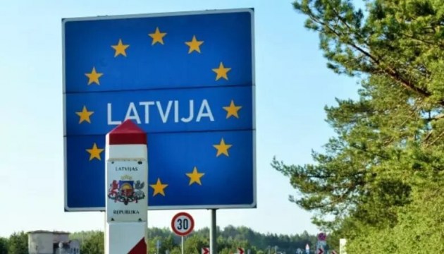 Латвия перестанет впускать россиян с неправильными паспортами