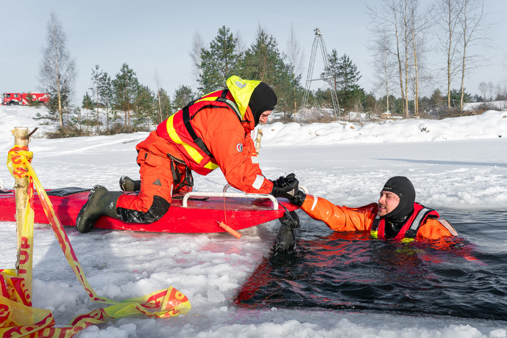 Лёд коварен: спасатели в Ругелях наглядно продемонстрировали, чем заканчивается беспечность на зимних водоемах